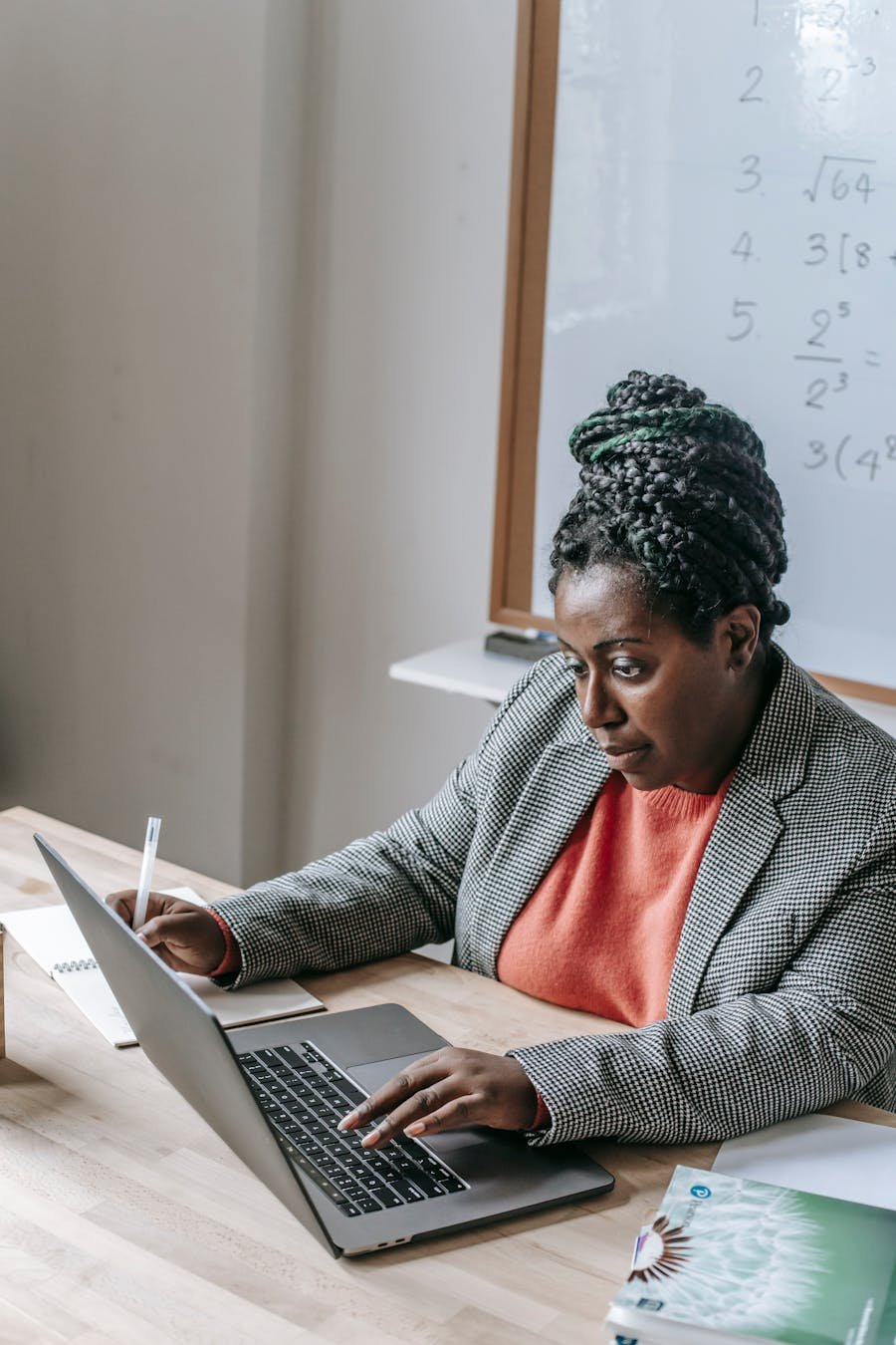 Candidate africaine utilisant un ordinateur