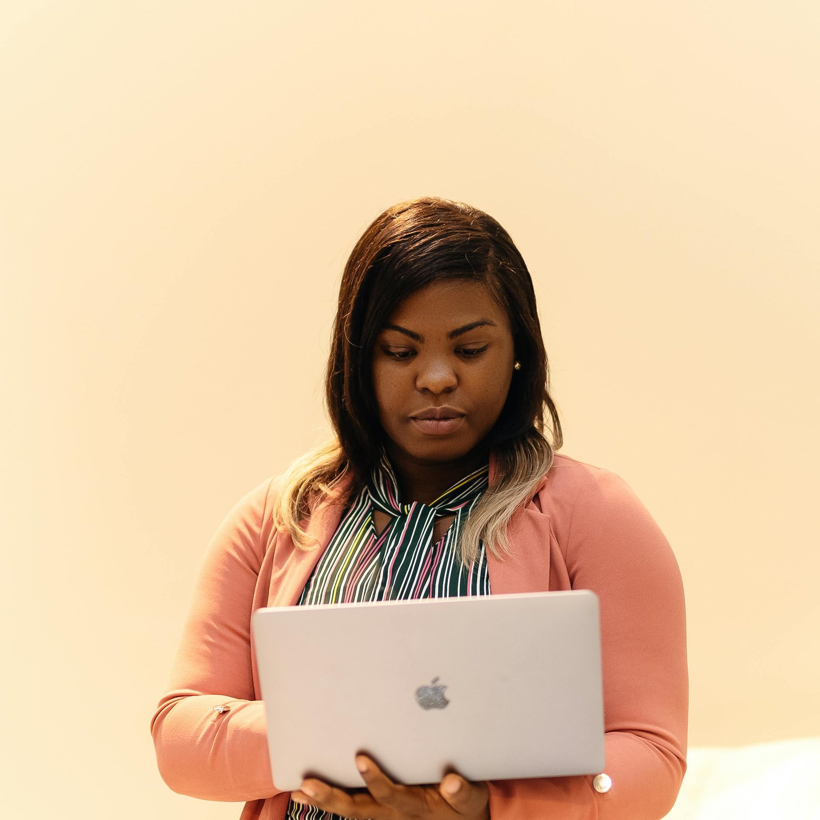 Assistante africaine au bureau