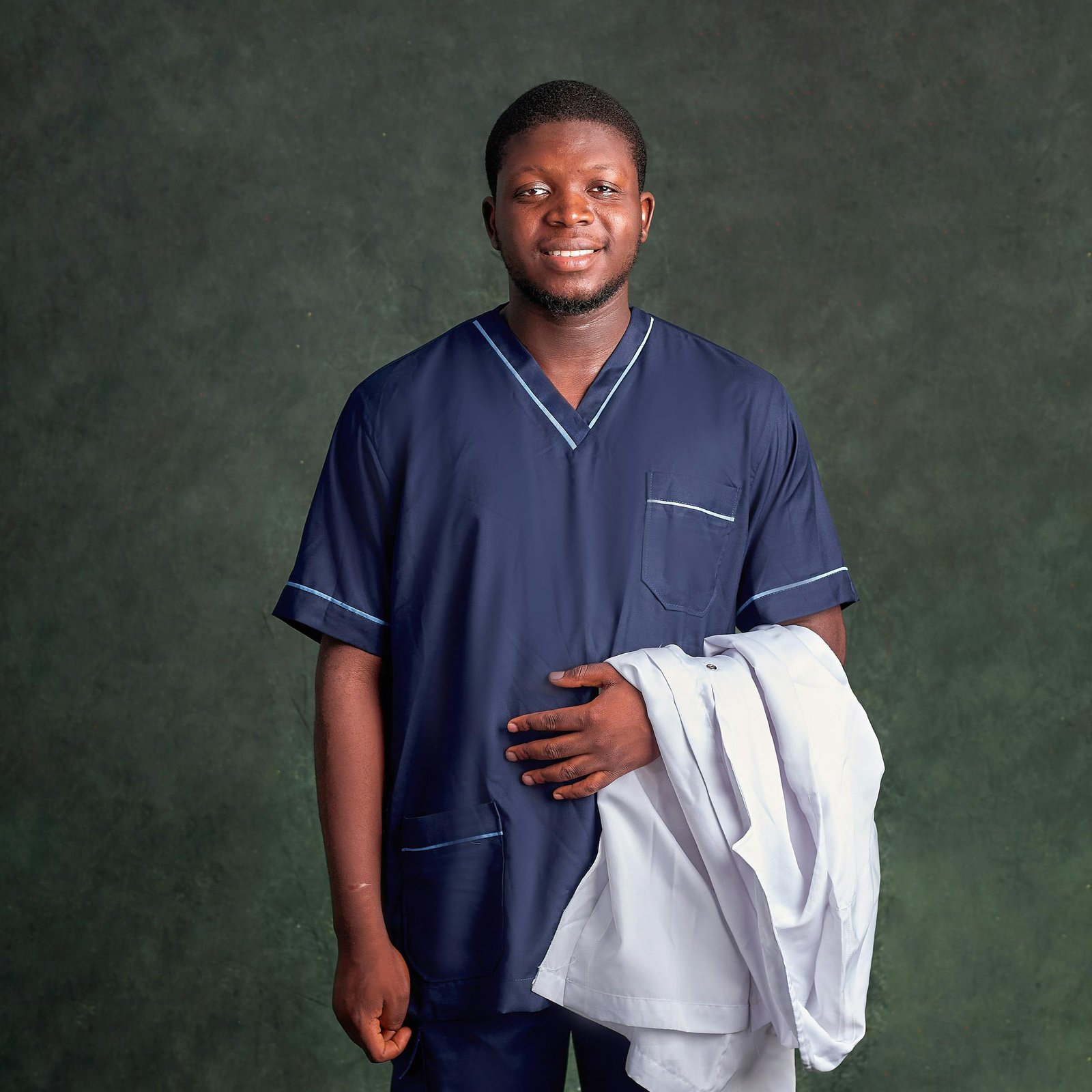 Infirmier africain en tenue médicale