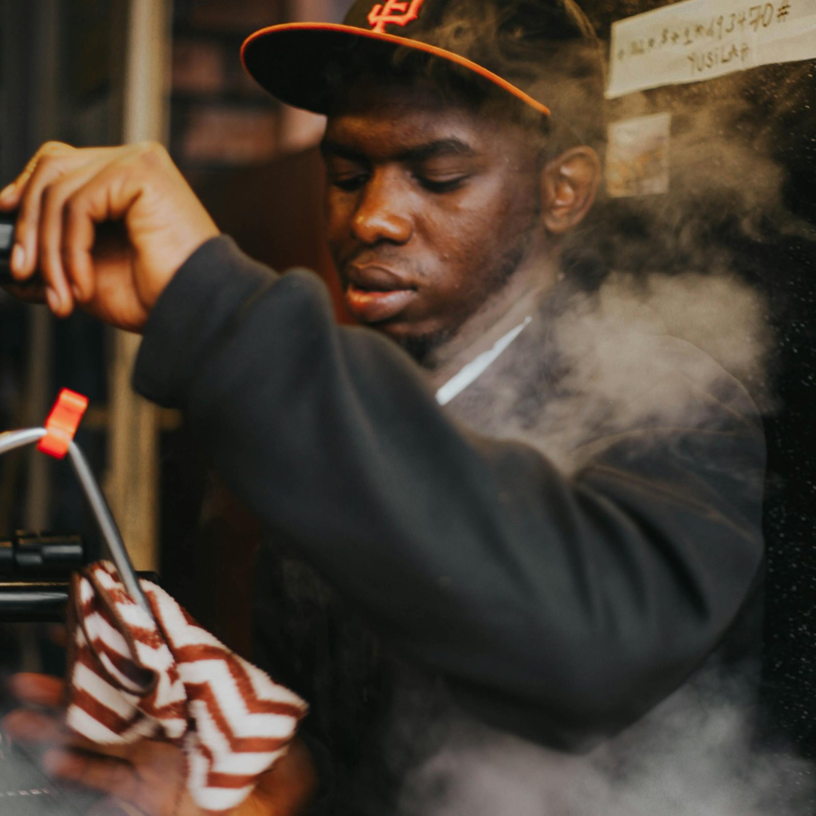 Barista africain en service